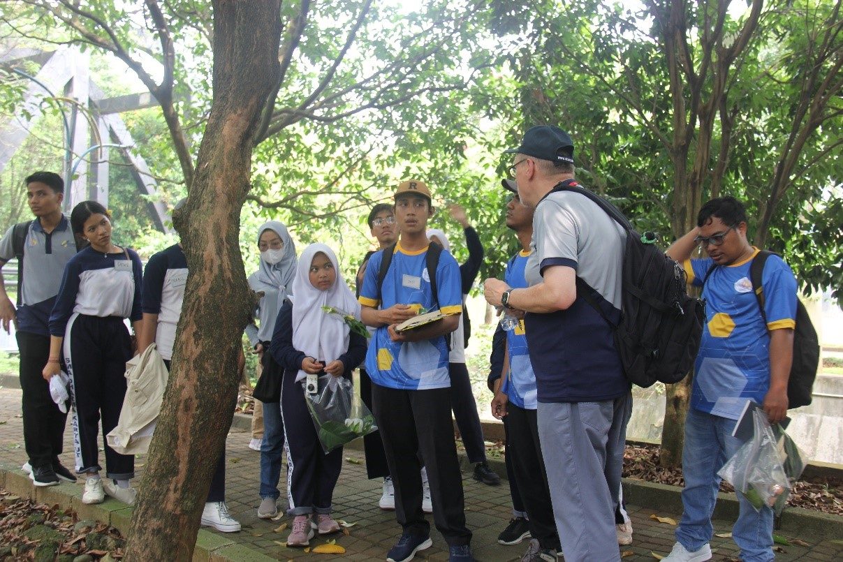 “PkM Internasional: Program Studi Biologi, Statistik, dan Teknologi Pangan Fakultas Sains dan Teknologi Universitas Terbuka Bersama Leiden University Mengenal Keanekaragaman Tumbuhan di Lingkungan Kantor UT Pusat”