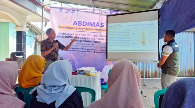 Penyampaian Materi Prof Panuwat