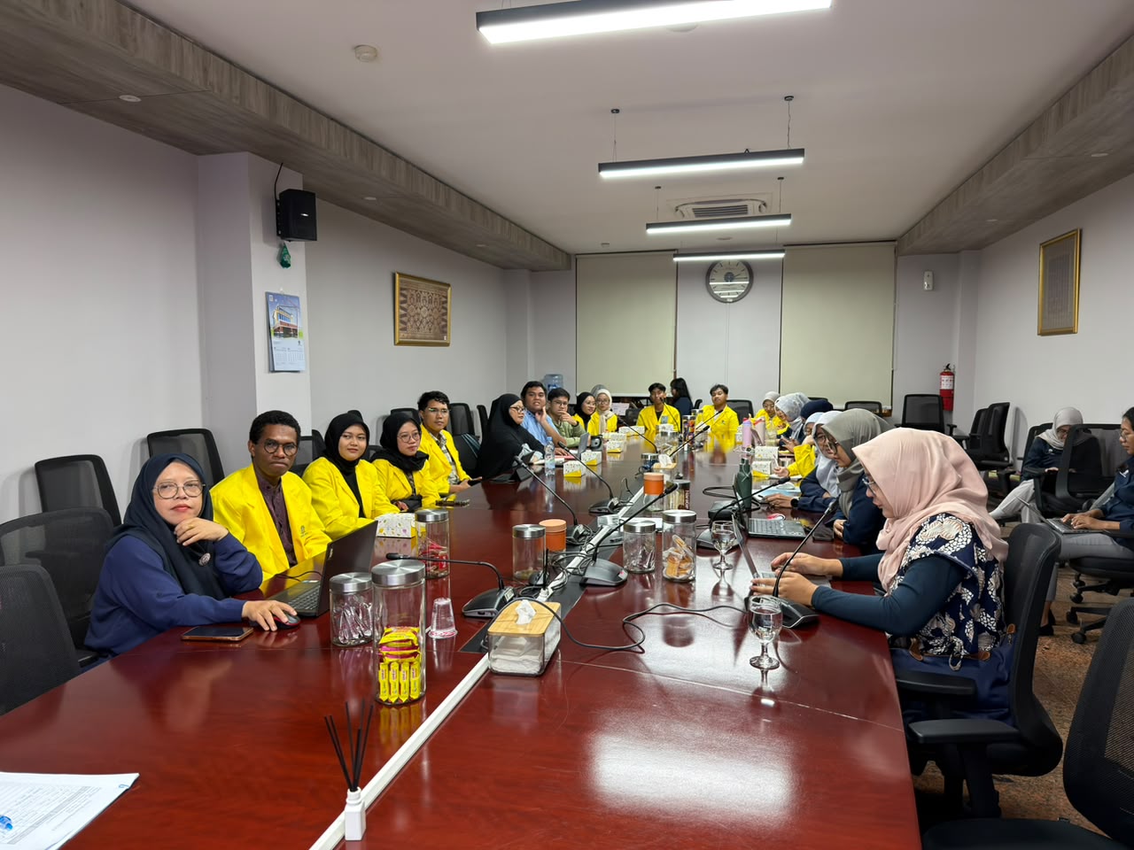 Peserta menyimak sambutan Dekan