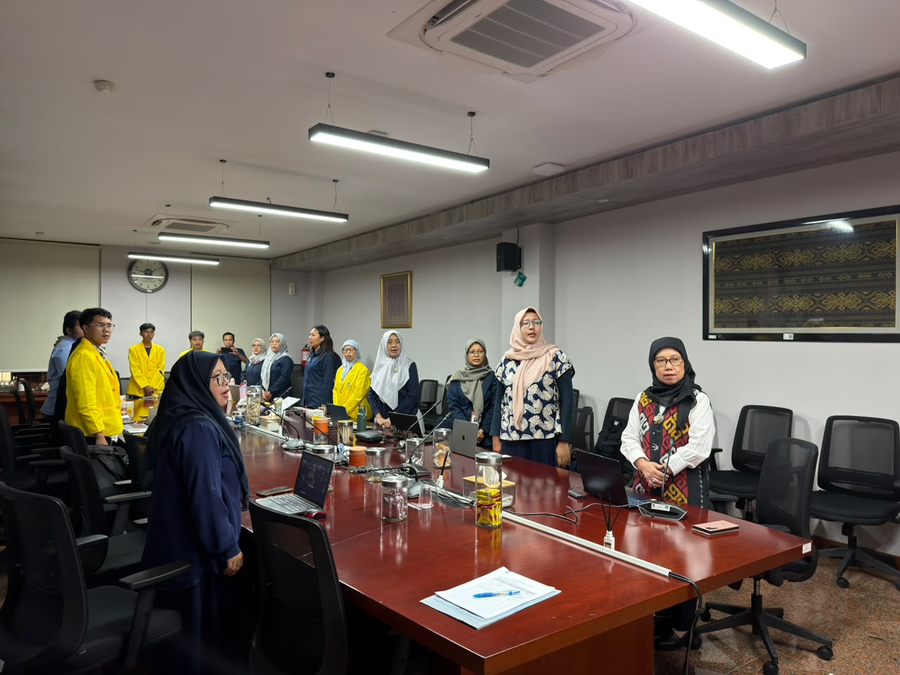 Pembawa acara memandu webinar