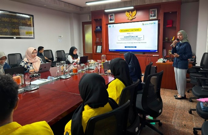 Peserta luring berdiri