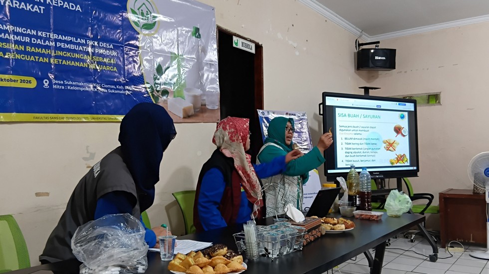 Pemateri memberikan penjelasan mengenai pembuatan Eco Enzyme