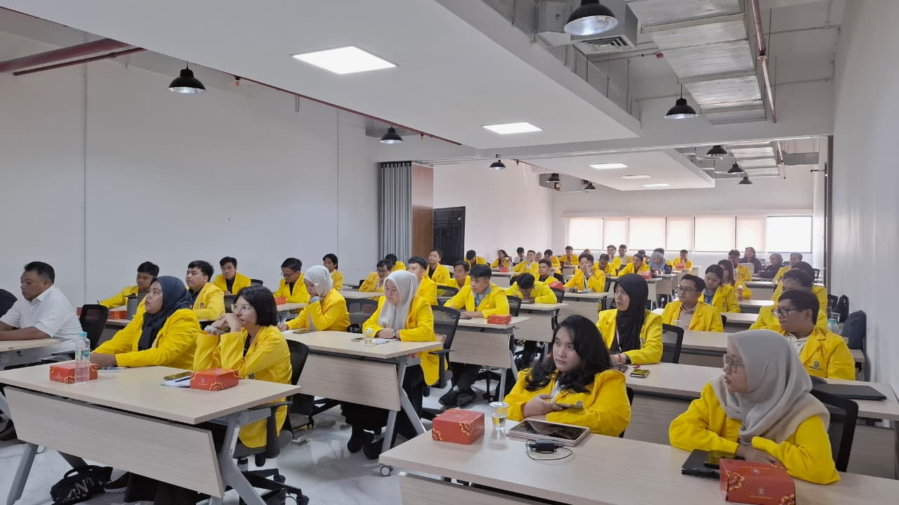 Mahasiswa menyimak di ruang auditorium
