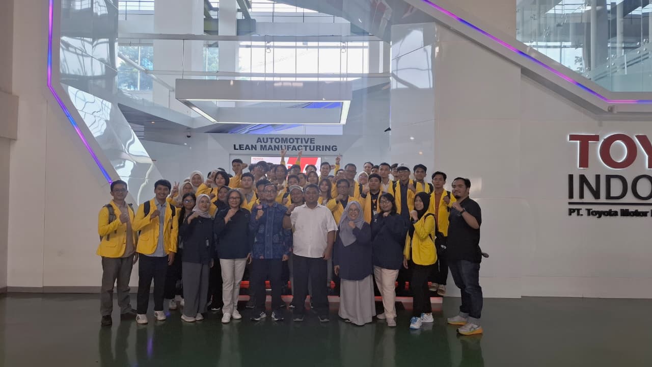 Mahasiswa di area Digital Control Tower