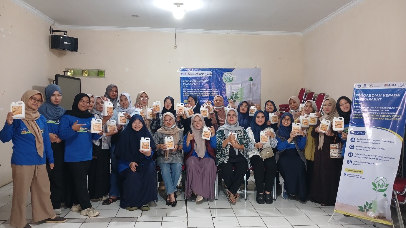 Foto bersama peserta dan hasil karya pelatihan