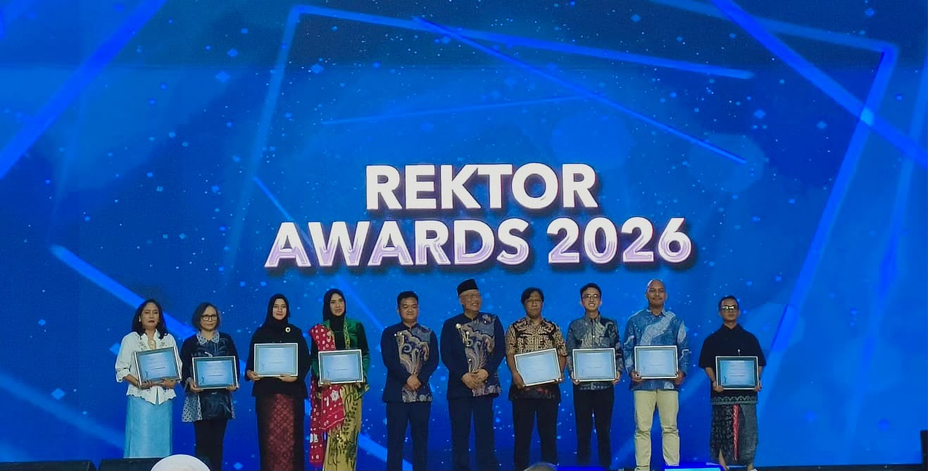 Para juara 1 Rektor Awards 2026 berjajar di panggung memegang piagam penghargaan