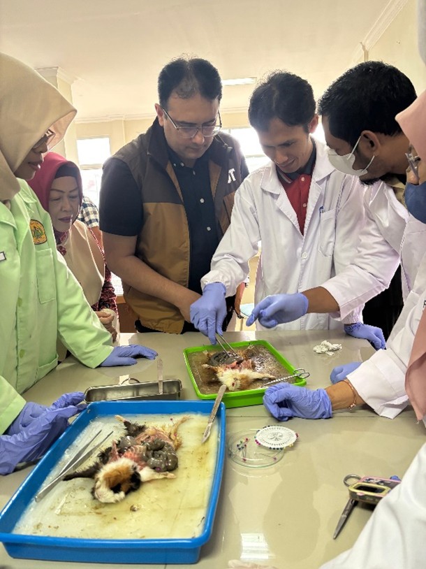 Prof. Tanveer dan Dr. Pathman Diskusi dengan Mahasiswa terkait Praktikum Program Studi Biologi Universitas Terbuka