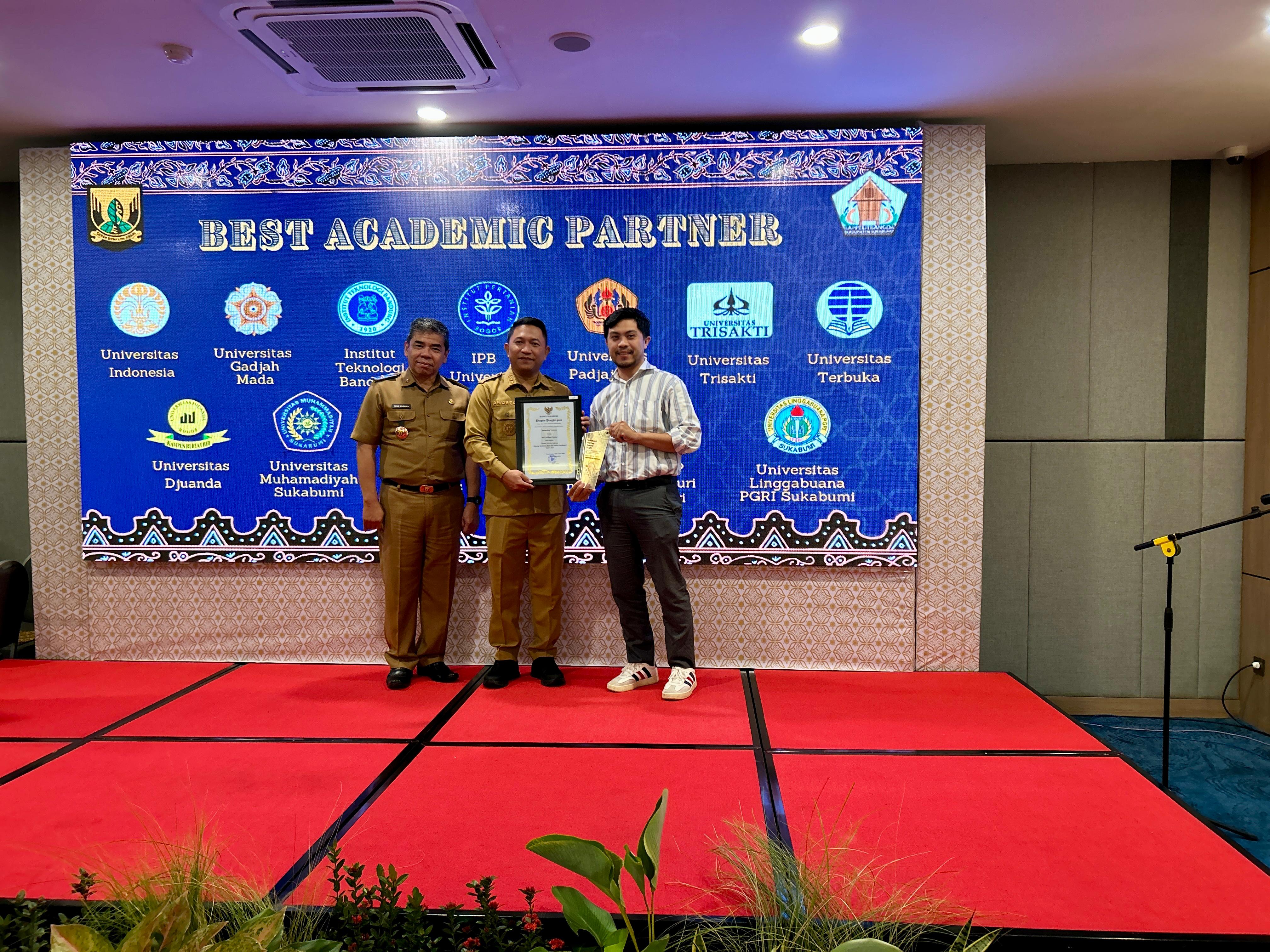Penyerahan Penghargaan Best Partner Academic kepada UT