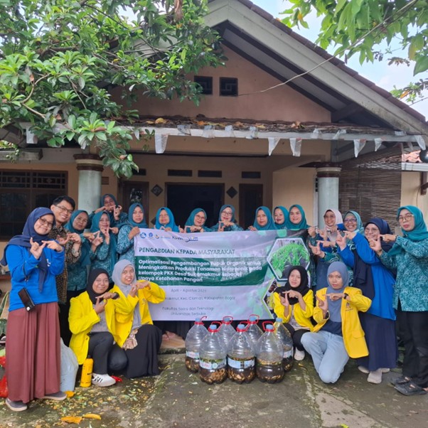 Foto bersama Tim PKM dan Ibu-ibu PKK Desa Sukamakmur